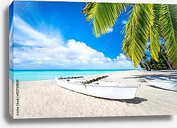 Постер Белый пляж с бирюзовой водой и пальмами