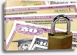 Постер Замок и бронзовый ключ на долларовых банкнотах
