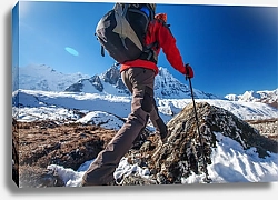 Постер Альпинист на треке в Гималаях