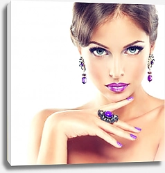 Постер Модель с фиолетовым макияжем и маникюром