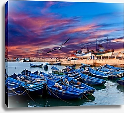 Постер Синие рыбацкие лодки на берегу океана в Эс-Сувейра, Марокко