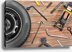 Постер Колесо и инструменты на деревянном фоне