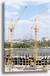 Постер Строительная площадка на берегу водоема