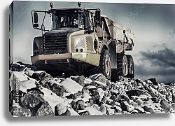 Постер Огромный грузовик на экстремальной местности