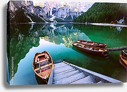 Постер Две лодки на озере Брайес в горах Доломитовых Альпах