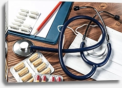 Постер Стол врача с таблетками и стетоскопом