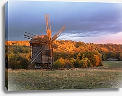 Постер Украина, музей Пирогово. Старый деревянный ветряк в осенний вечер. 