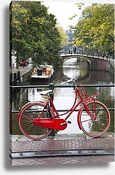 Постер Красный велосипед на мосту в Амстердаме