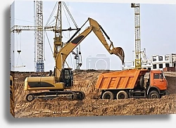 Постер Экскаватор и грузовик на строительной площадке