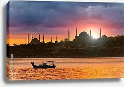 Постер  Закат над Стамбулом. Силуэт рыбацкой лодки