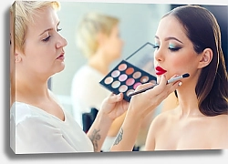 Постер Визажист делает профессиональный макияж молодой женщине
