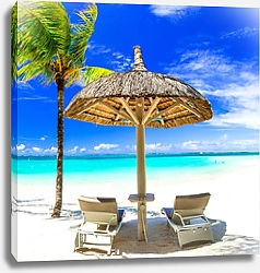 Постер Белый песчаный пляж и зонтик под пальмой