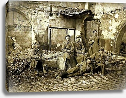 Постер Group of Russian soldiers in the ruins, Reims, Marne, France, 1917