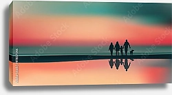 Постер Семья на пляже на закате