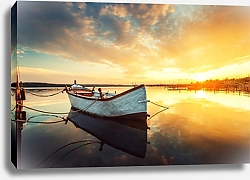 Постер Закат над спокойным озером с лодкой, отражающейся в воде