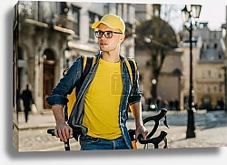 Постер Строитель на фоне строящегося частного дома