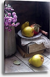 Постер Натюрморт с цветами хризантемы в винтажном чайнике с зелеными грушами на деревянном столе