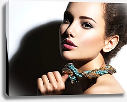 Постер Девушка в ожерелье с вечерним макияжем