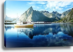 Постер Корабль на фоне скалистого берега, Норвегия