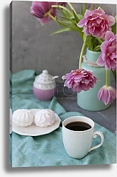 Постер Натюрморт с розовым букетом и чайником с чашкой на деревянном столе
