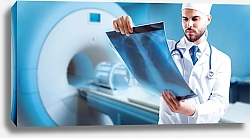 Постер Доктор смотрит снимок МРТ