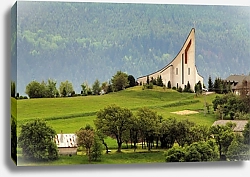 Постер Гринёва, Словакия. Церковь в зеленом пригороде