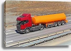 Постер Грузовик с топливом на шоссе