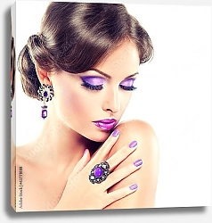 Постер Девушка с лиловым макияжем и маникюром