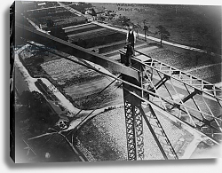 Постер Американский фотограф Working on top of Blackwell's Island bridge, 1907 Постер Американский фотограф Working on top of Blackwell's Island bridge, 1907