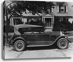 Постер Американский фотограф DuPont automobile on front of house, c.1919-30 Постер Американский фотограф DuPont automobile on front of house, c.1919-30