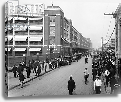 Постер Four o'clock shift, Ford Motor Company, Detroit, Mich. Постер Four o'clock shift, Ford Motor Company, Detroit, Mich.