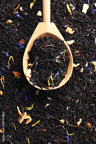 Черный цветочный чай в деревянной ложке