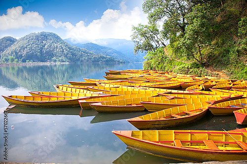 Непал. Желтые рыбацкие лодки на реке