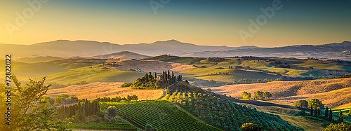 Италия, Тоскана. Рассветная панорама долины Орча