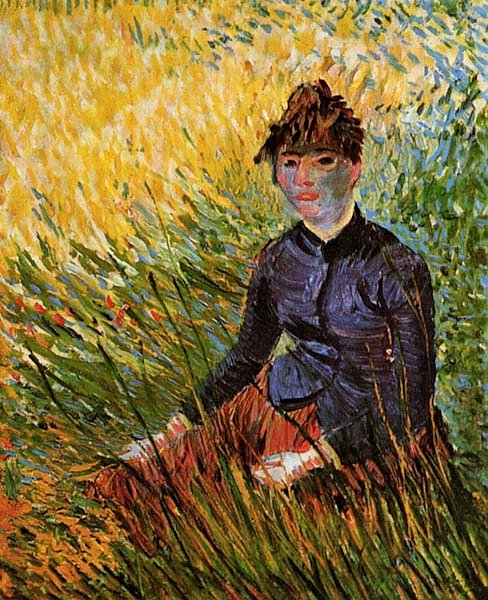 Женщина, сидящяя на траве