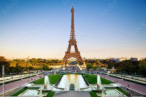 Франция, Париж. Вид на Эйфелеву башню и два фонтана