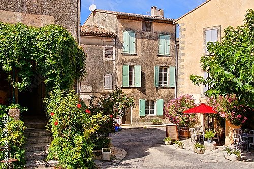 Красивые каменные дома на деревенской улице в Провансе, Франция