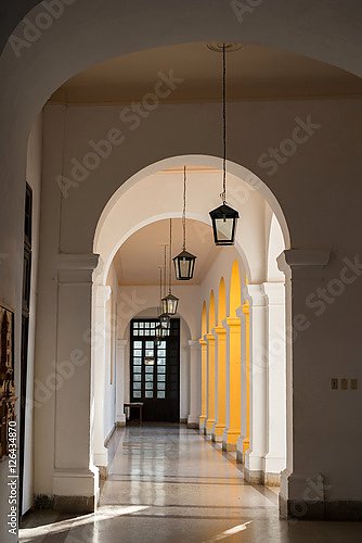 Длинный белый зал, состоящий из колонн и арок
