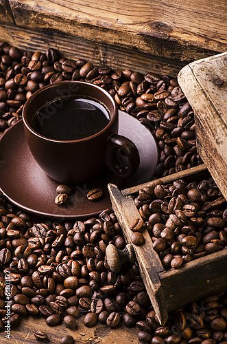 Чашка чёрного кофе и кофемолка
