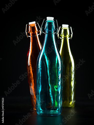 Три красочные бутылки