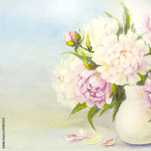 Розовые и белые цветы пионов в белой вазе, деталь