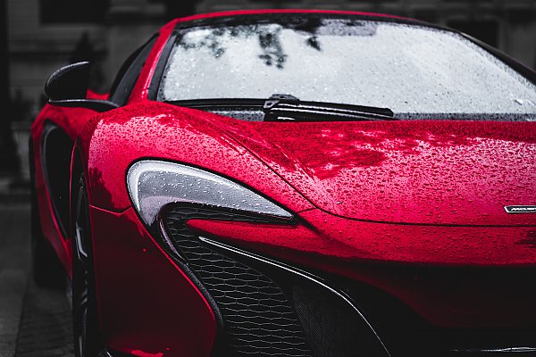 Красный спортивный автомобиль в каплях