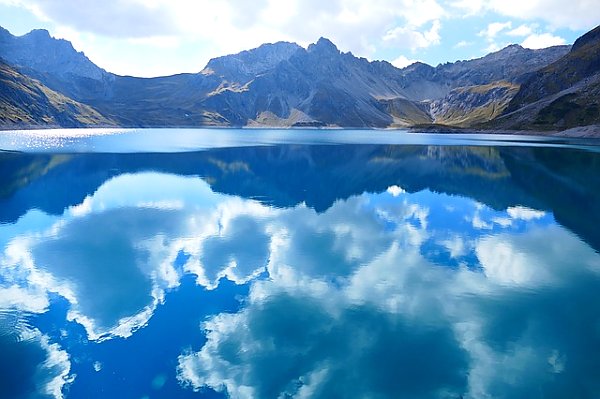 Зеркальное отражение облаков в озере