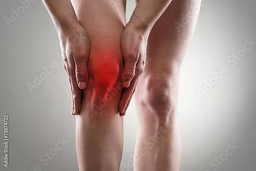 Сухожильные проблемы на ноге женщины