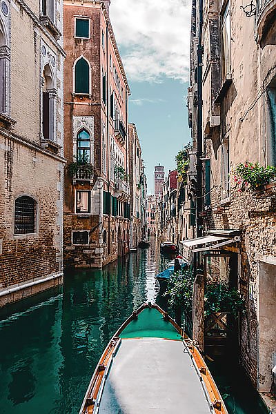 Гондола на узкой улочке в Венеции
