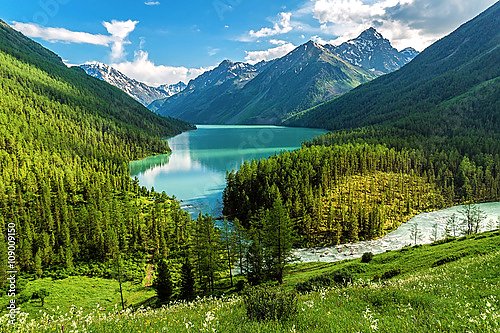 Россия, Алтай. Вид с холма на Кучерлинское озеро