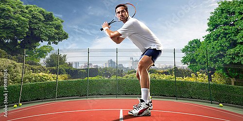 Теннисист с ракеткой на открытом корте