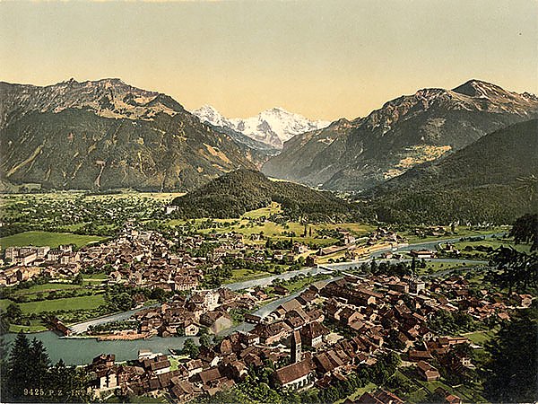 Швейцария. Вид на город Интерлакен