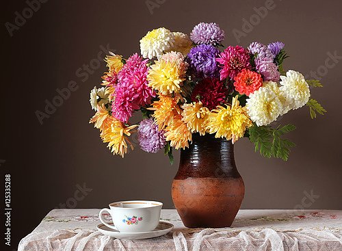 Натюрморт с цветами и чашкой
