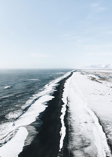 Постер Ледяная волна, набегающая на черный берег